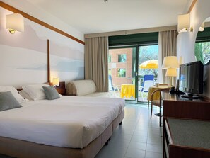 Junior Suite Multiple beds, Balcony , Lakeside, Bellevue building | Minibar, caja de seguridad en la habitación, escritorio y ropa de cama 