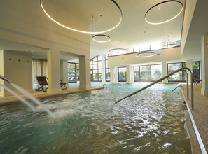 Piscine couverte, chaises longues