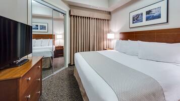 Habitación superior, cocineta | Escritorio, cortinas blackout y tabla de planchar con plancha