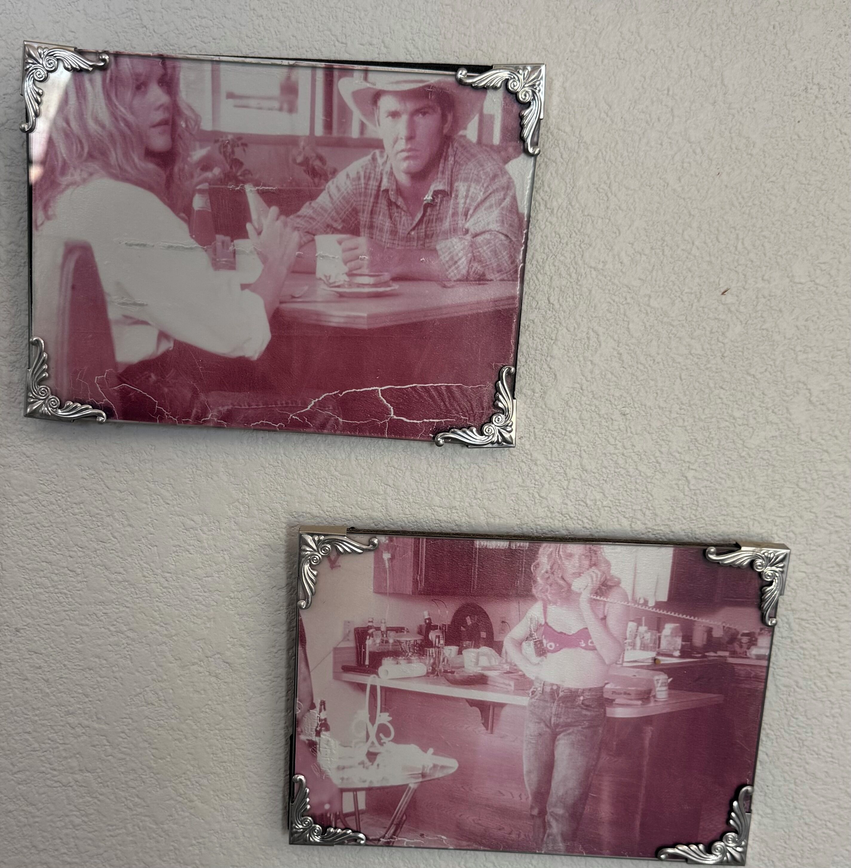 Deux photographies anciennes encadrées de somptueux motifs argentés.