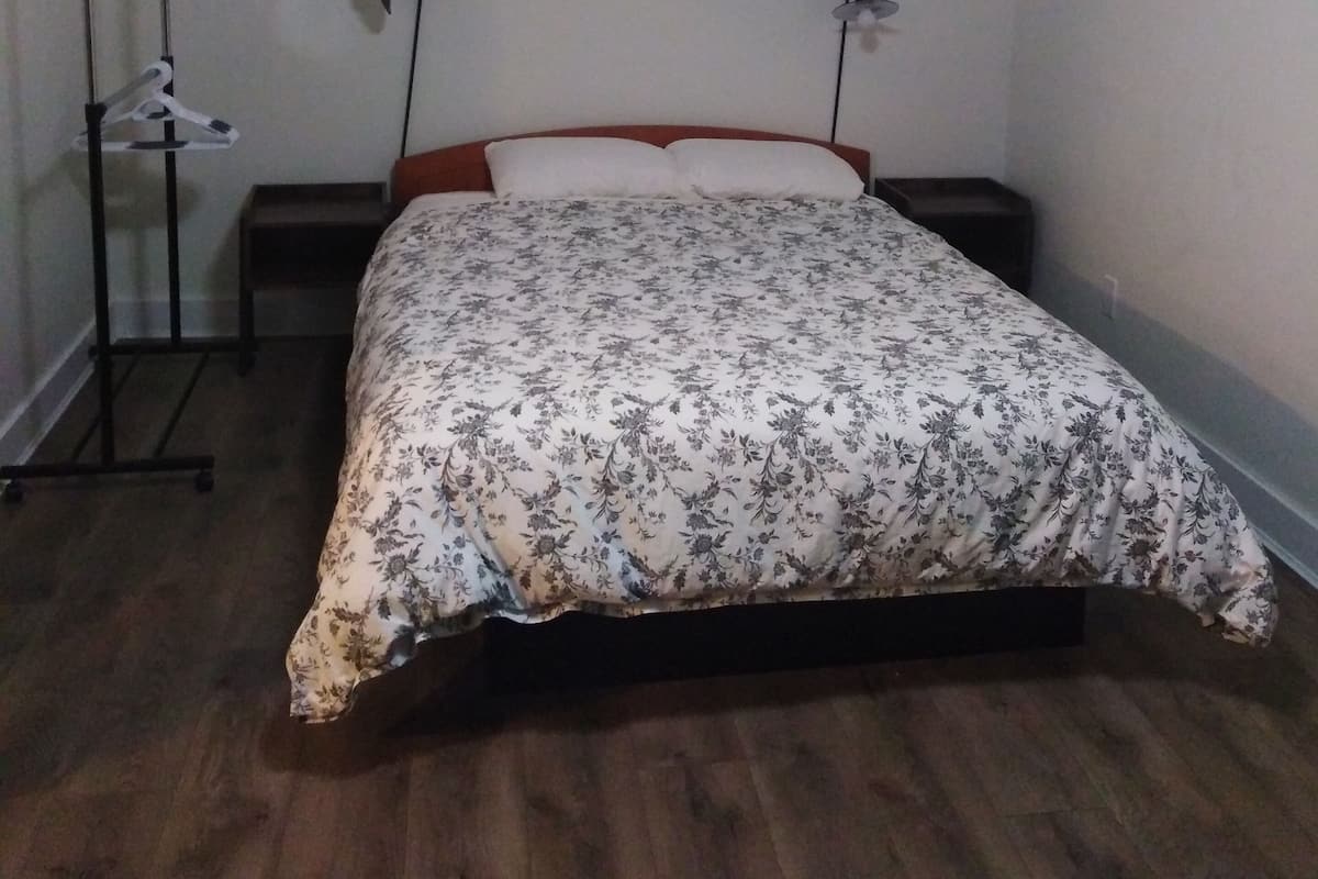 Comfort studio suite, 1 queensize bed, kitchenette | Luxe beddengoed, een bureau, een strijkplank/strijkijzer, gratis wifi