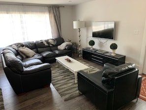 Deluxe Apartment, 3 Bedrooms, Kitchen | Ruang tamu | TV skrin rata