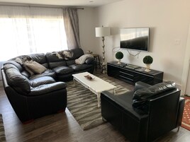 Apartamento luxo, 3 quartos, cozinha | Área de estar | TV de tela plana