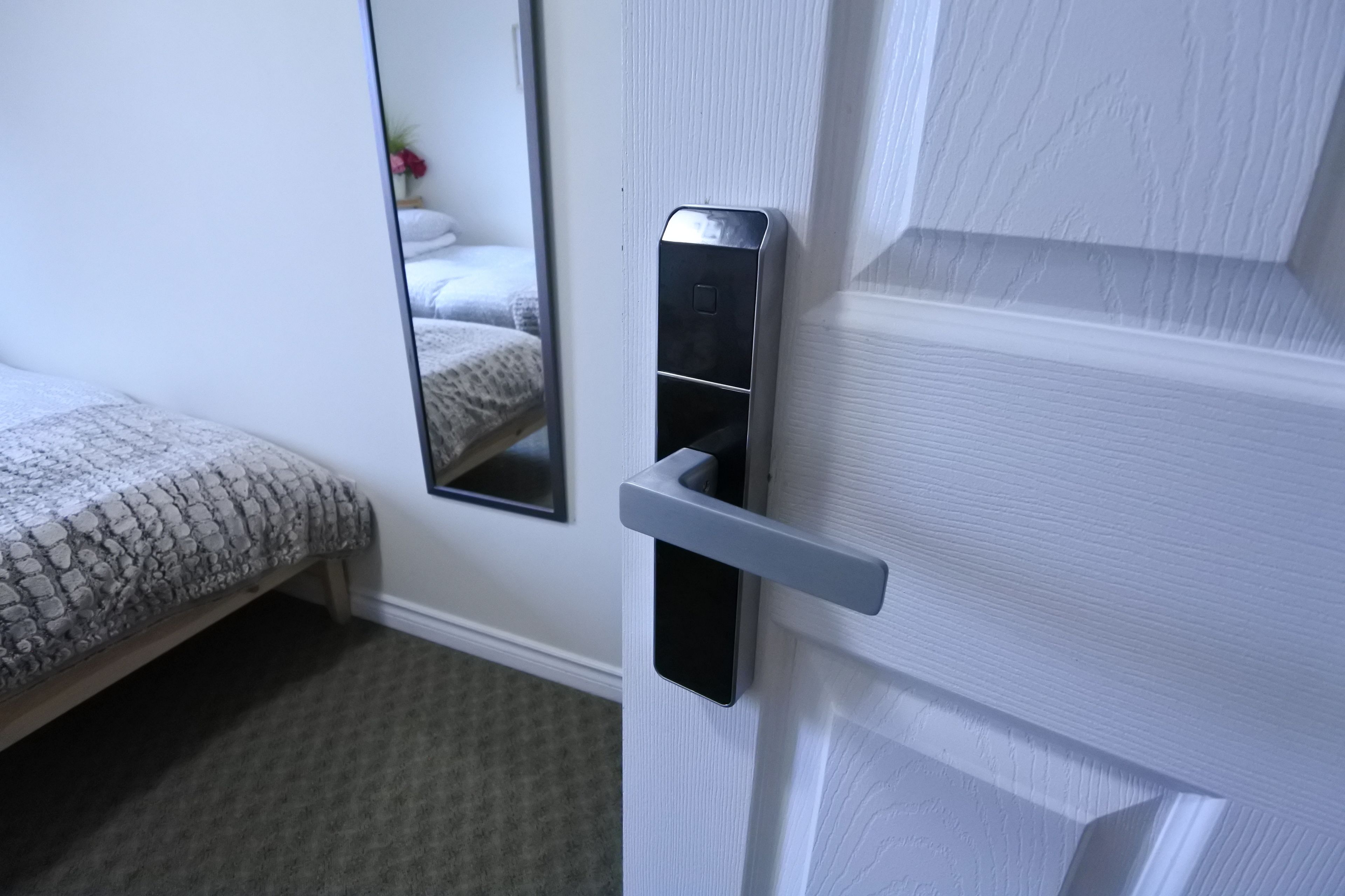 Habitació amb dos llits individuals, 2 llits individuals, bany compartit | Roba de llit d'alta qualitat, escriptori i planxa i posts de planxar 