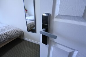 Twin Room, 2 Katil Bujang (Single), Shared Bathroom | Peralatan tempat tidur premium, meja, seterika/papan seterika