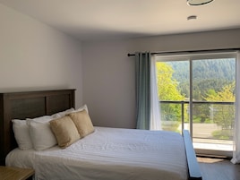Apartamento luxo, 4 quartos, cozinha | Roupas de cama premium, escrivaninha, ferros/tábuas de passar roupa