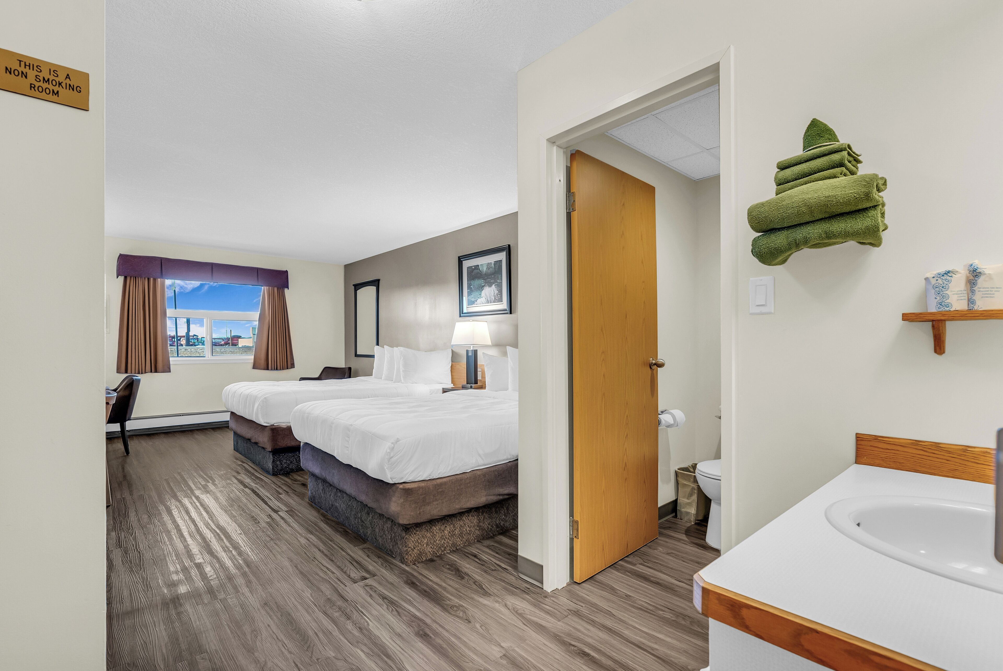 Premium bedding, pillowtop beds, minibar, desk