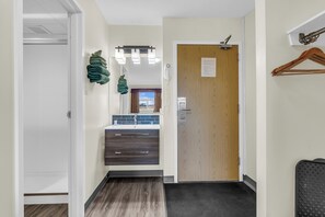 Luxe beddengoed, pillowtop-bedden, een minibar, een bureau