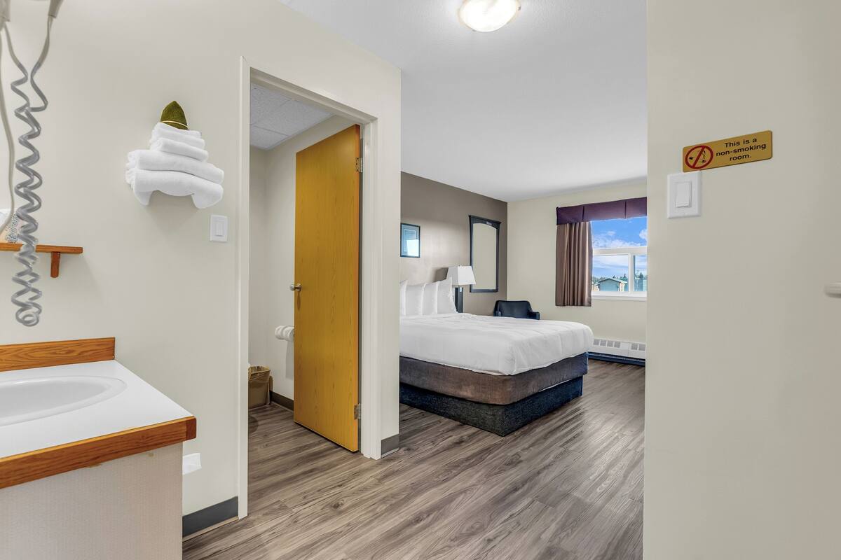 premium bedding, pillow-top beds, minibar, desk