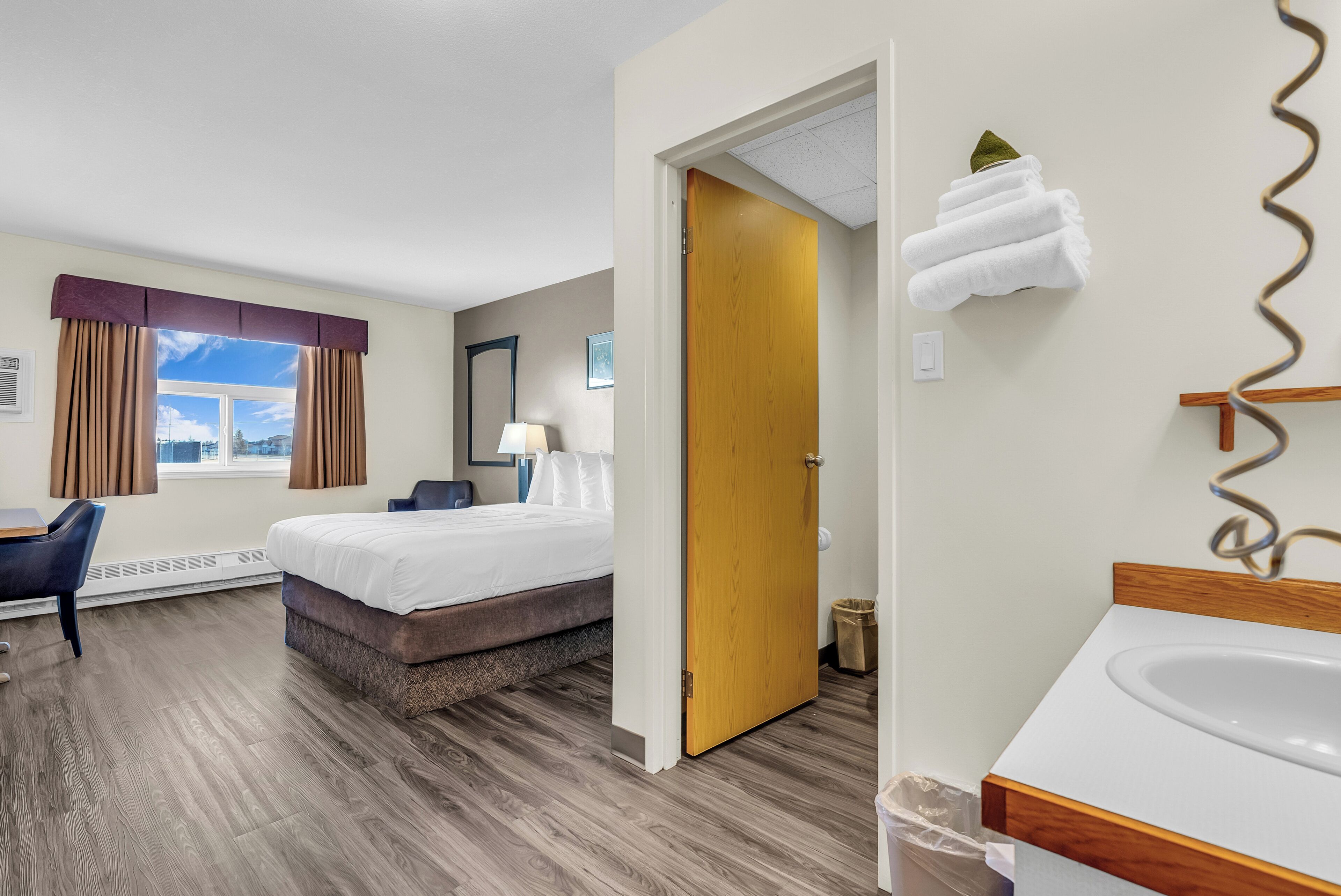 premium bedding, pillow-top beds, minibar, desk