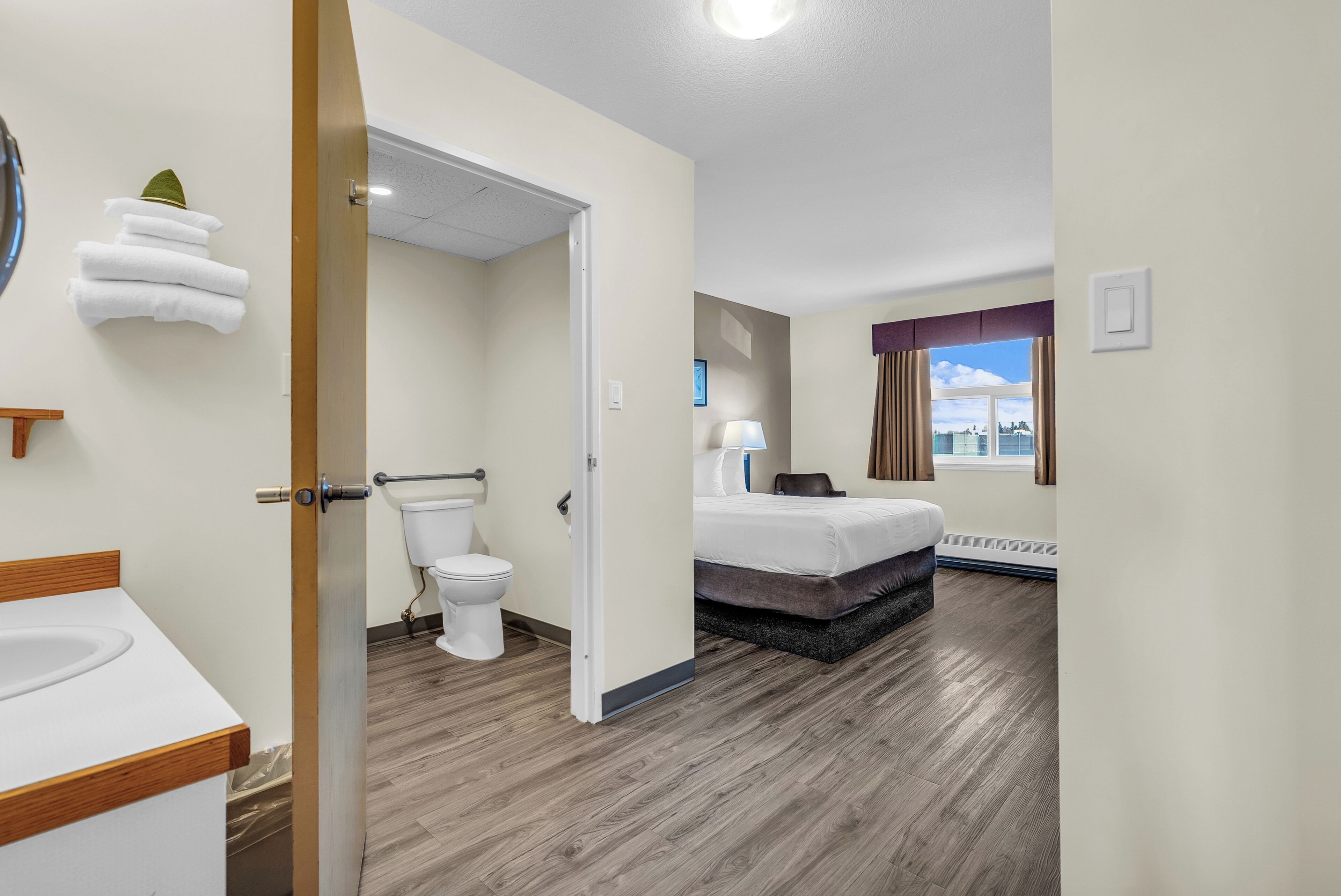 premium bedding, pillow-top beds, minibar, desk