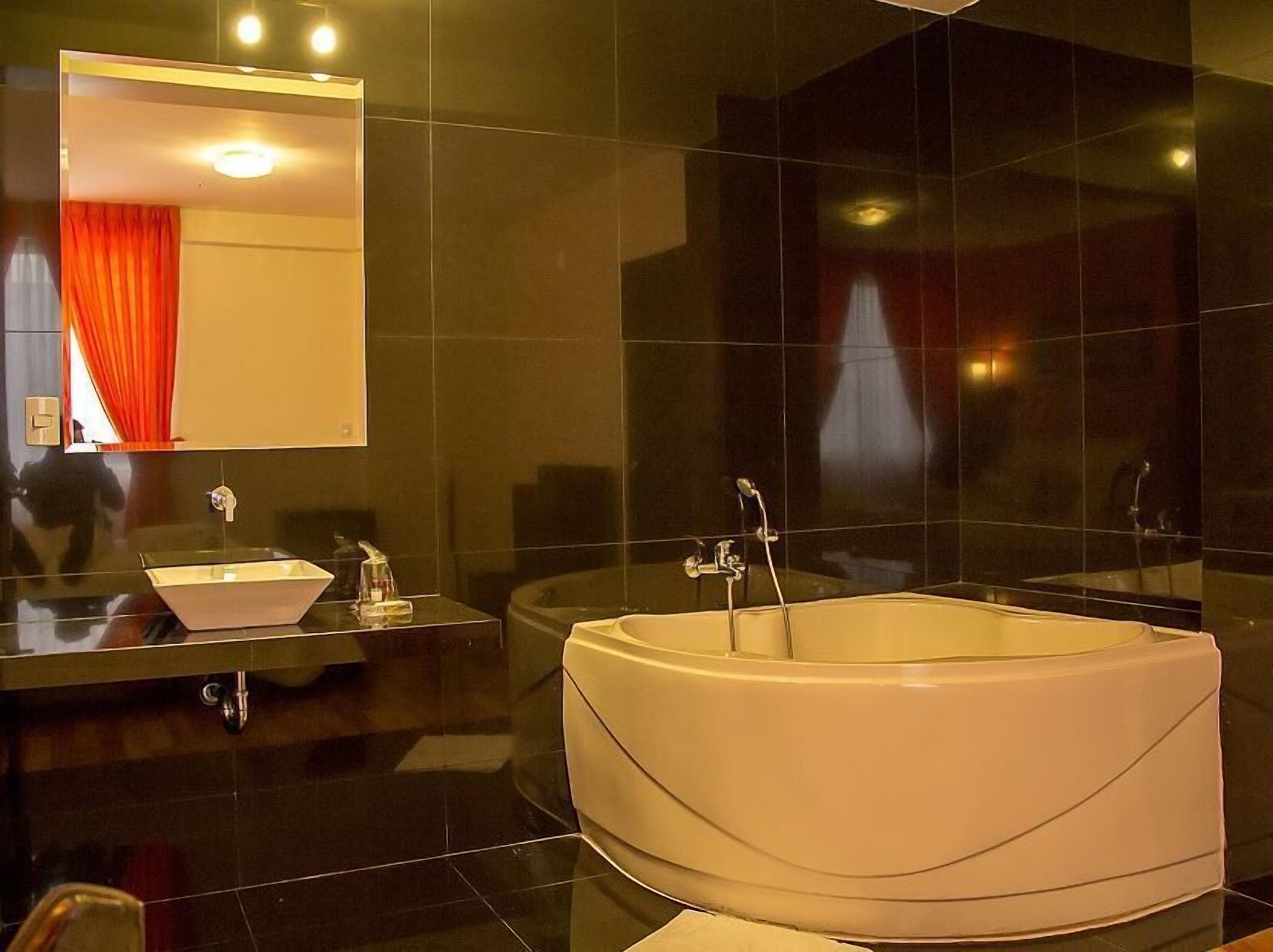 deluxe room | bathroom | shower, free toiletries, towels
