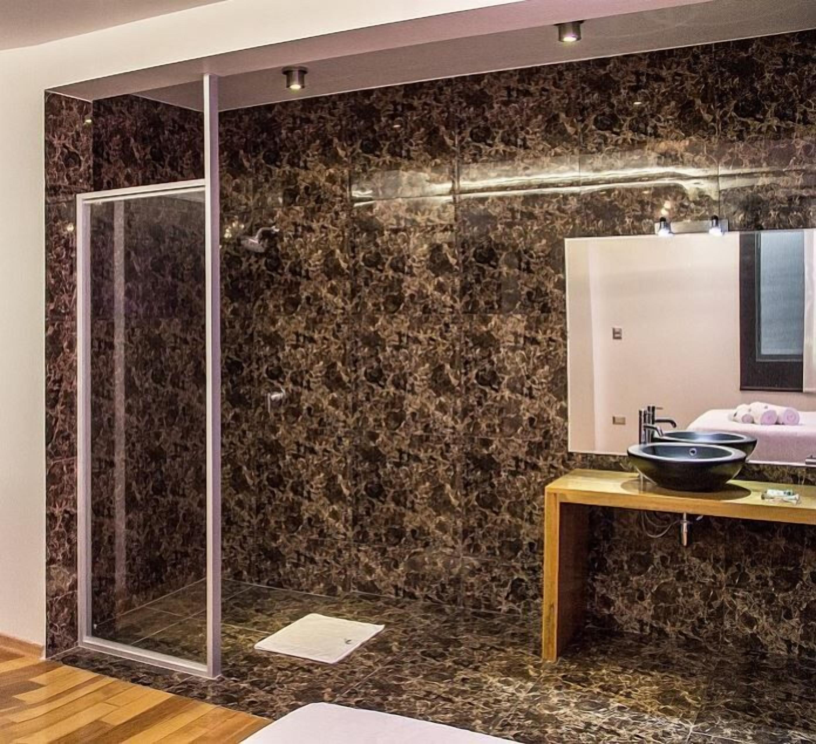 superior double room | bathroom | shower, free toiletries, towels