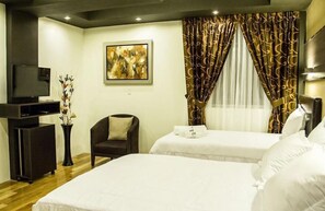 Family Double Room | Individually decorated, desk, free WiFi, bed sheets - Due Hotel (Víctor Larco Herrera)