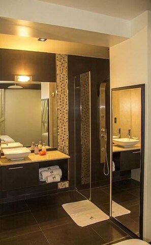 Family Double Room | Bathroom sink - Due Hotel (Víctor Larco Herrera)