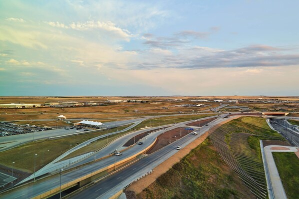 Vista aérea de un cruce de autopistas con múltiples carriles y vías.