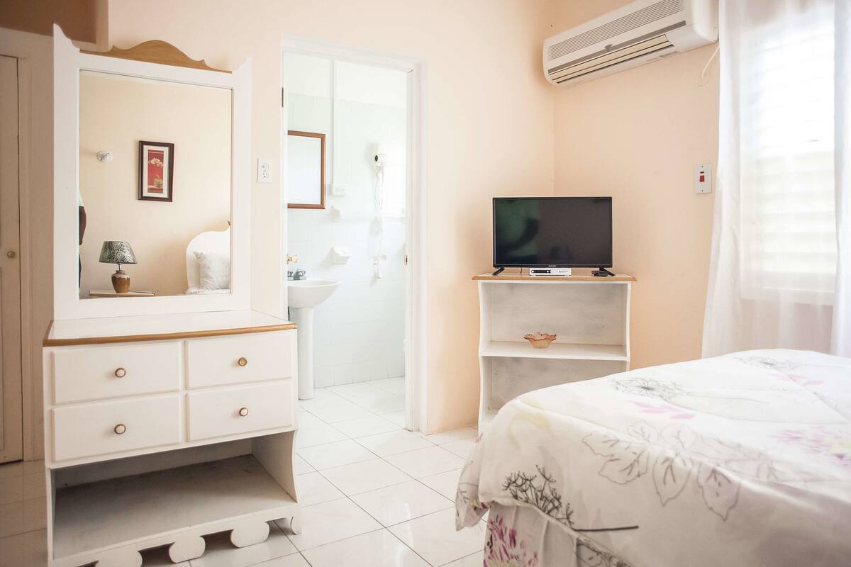 Habitación Confort con 1 cama matrimonial o 2 individuales, 2 camas matrimoniales | 1 habitación, wifi gratis y ropa de cama