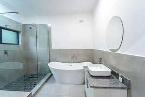 Executive Double or Twin Room, 1 King Bed, Non Smoking, Bathtub | Bathroom | Shower, rainfall showerhead, free toiletries, towels