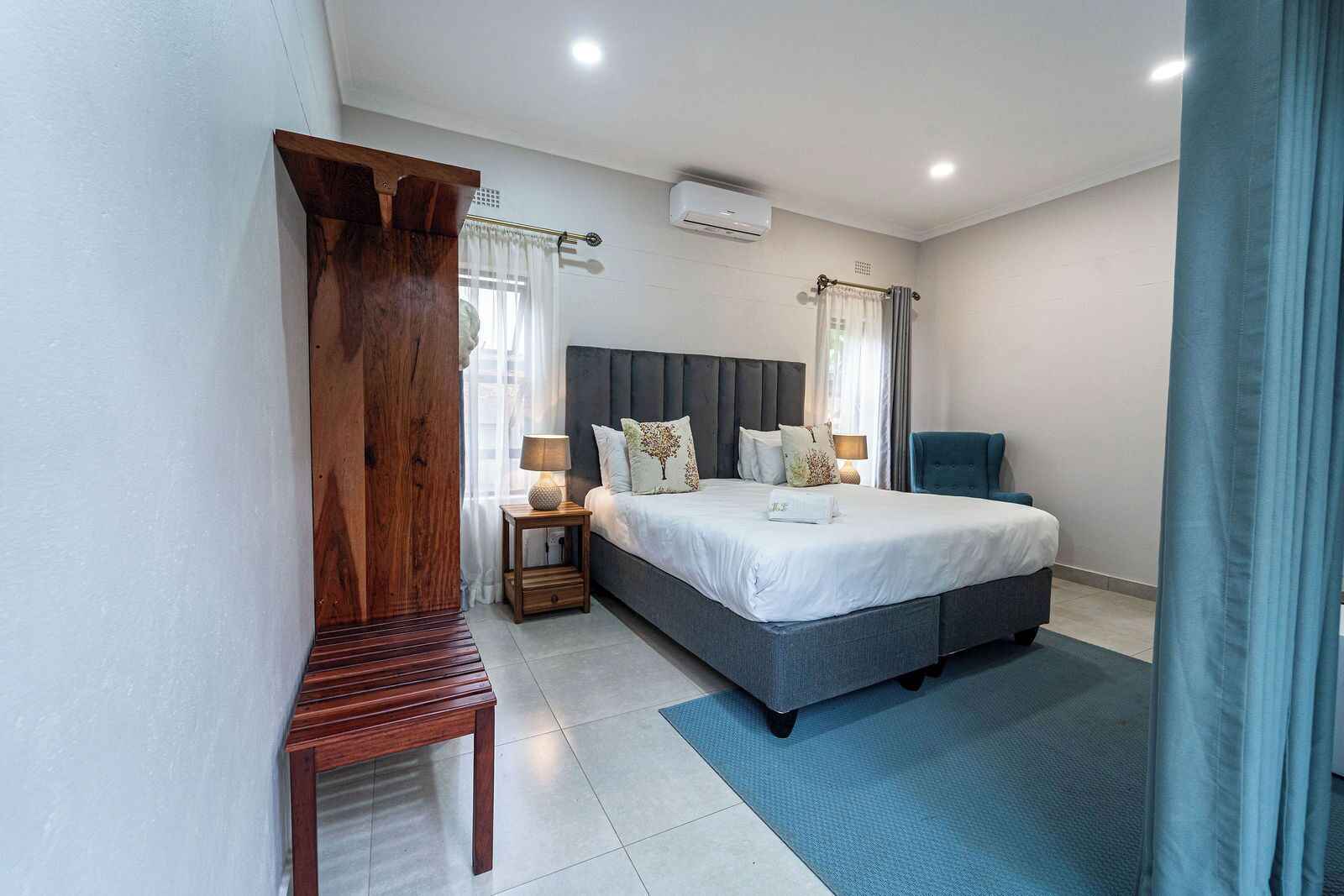 Deluxe dubbelrum - icke-rökare - badkar | Sängtillbehör av högsta kvalitet och värdeförvaringsskåp på rummet