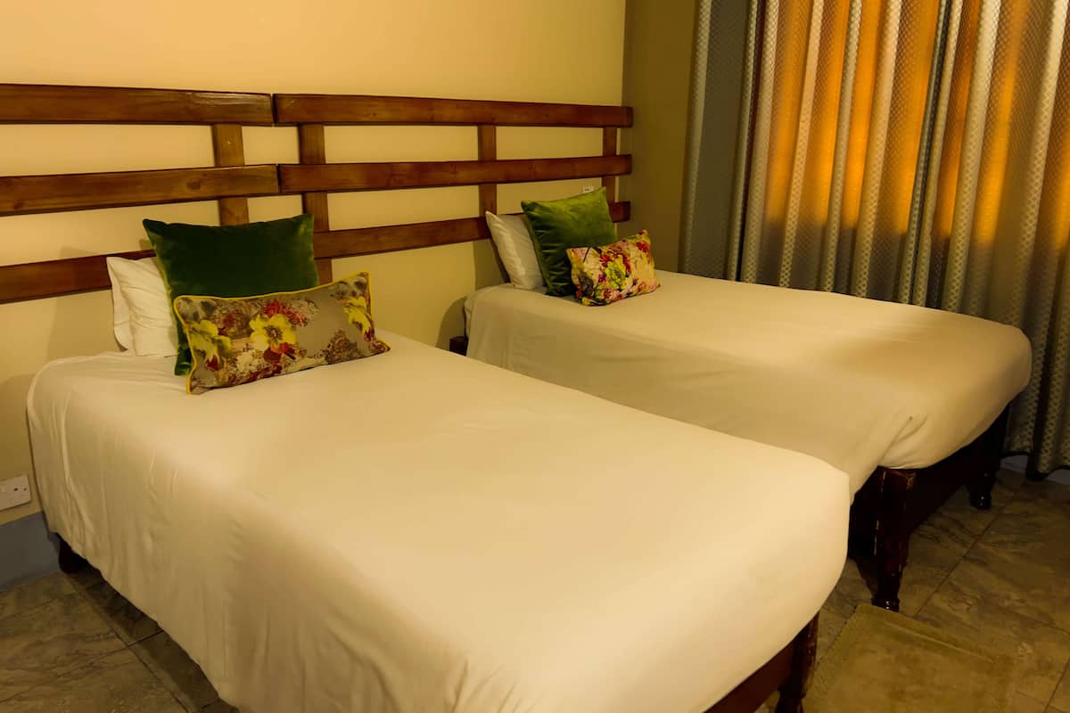 Standard Twin Room | Peralatan tempat tidur premium, peti besi dalam bilik
