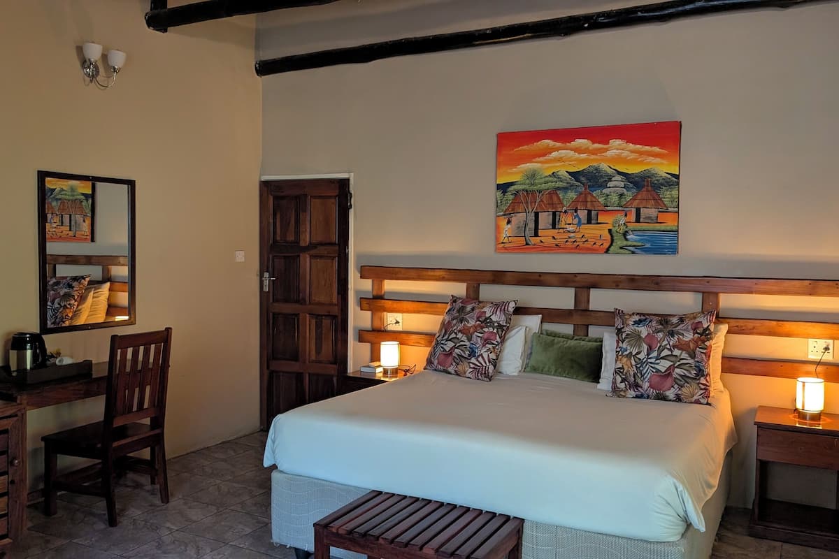 Deluxe Double Room, Non Smoking, Bathtub | Peralatan tempat tidur premium, peti besi dalam bilik