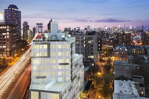 Un immeuble de grande hauteur, doté de nombreux étages et d’une architecture moderne.