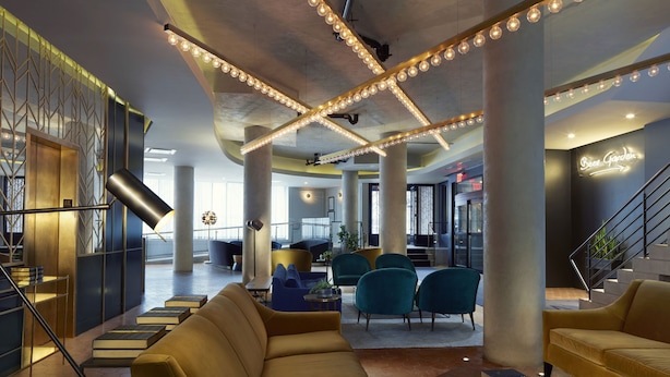 Un espace de détente moderne comprenant un canapé, des fauteuils et une table basse.