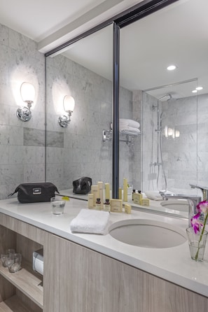 Articles de toilette gratuits, sèche-cheveux, serviettes fournies