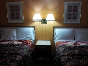 Desk, free WiFi - Economy Inn (Tucson)