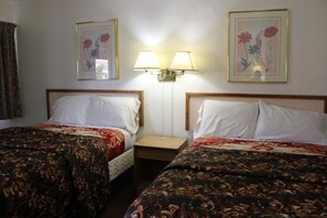 Desk, free WiFi - Economy Inn (Tucson)
