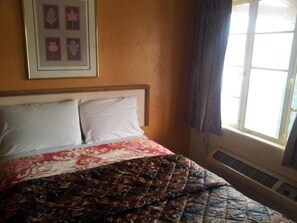 Desk, free WiFi - Economy Inn (Tucson)