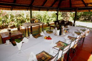 Café da manhã completo grátis todos os dias
