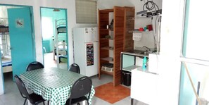 Fridge, microwave, coffee/tea maker, cookware/dishes/utensils - Posada Marpez - Hostel (Cancun)