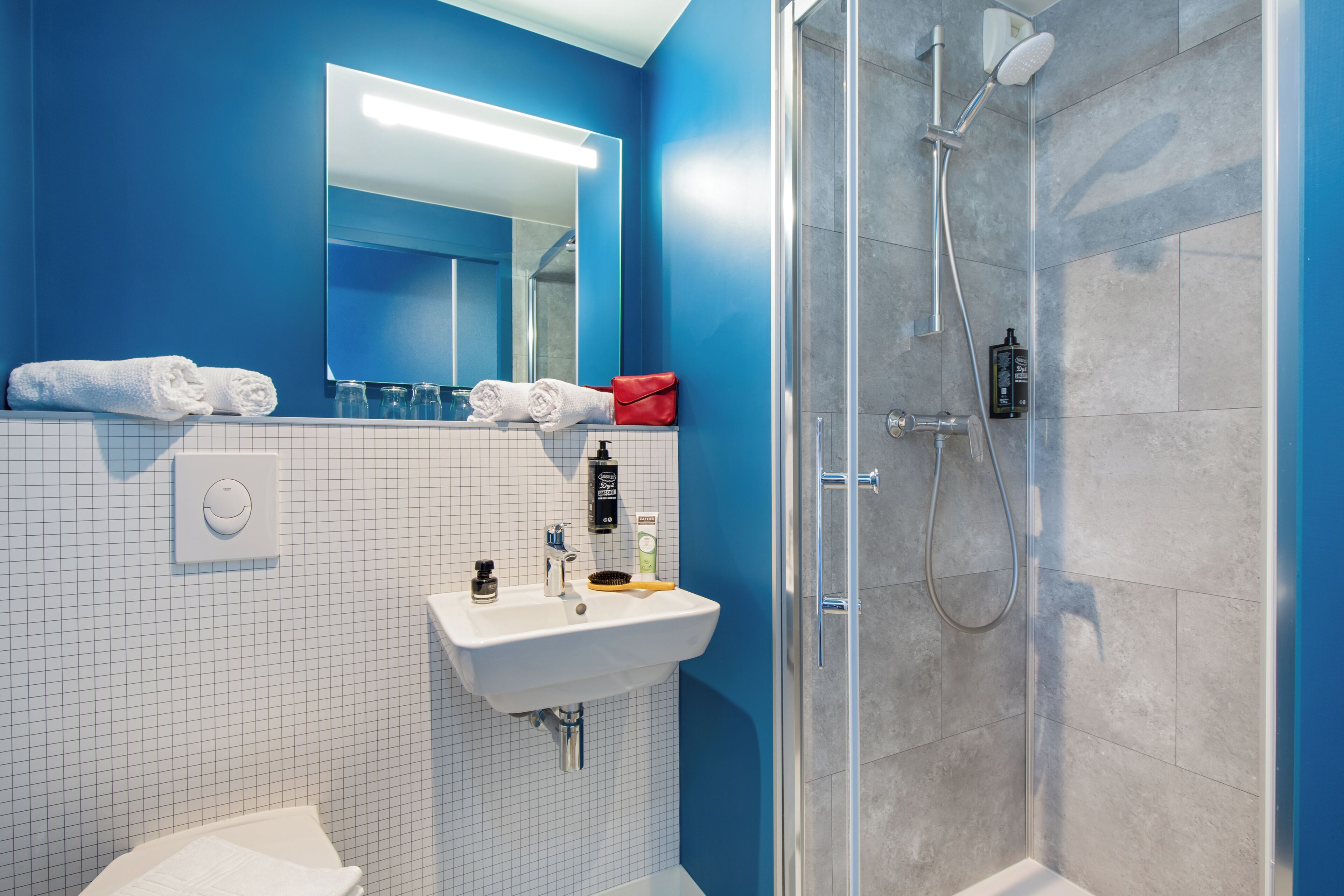 Douche, articles de toilette écologiques, serviettes fournies