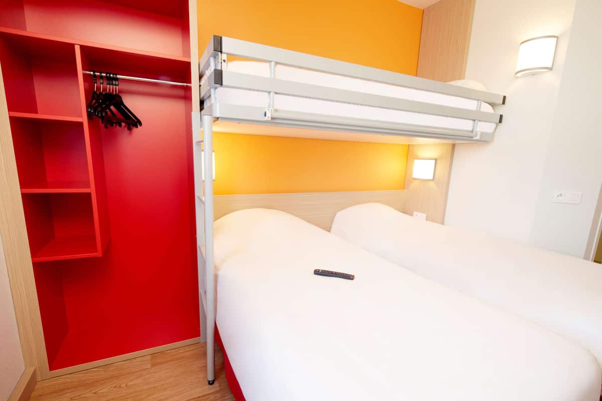 Ropa de cama de alta calidad, escritorio y insonorización