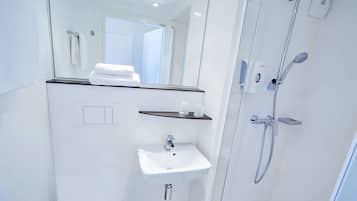 Dusche, umweltfreundliche Kosmetikartikel, HandtĂŒcher