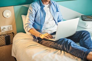 Premium bedding, desk, soundproofing, free cribs/infant beds