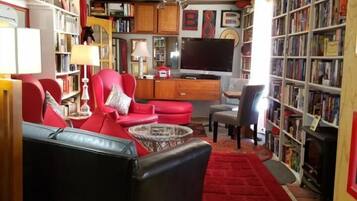 Ferienhaus, 1 Schlafzimmer | Wohnbereich | 40-Zoll-Flachbildfernseher mit Satellitenempfang, Fernseher, DVD-Player