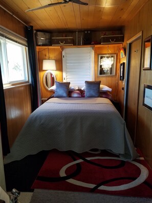 1 غرفة نوم وأغطية فراش متميزة وتجهيزات عازلة للصوت ومكواة/لوح كي