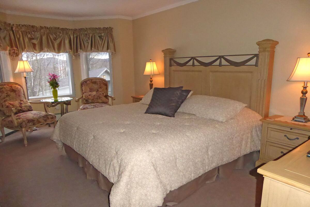 Room, 1 King Bed, Fireplace | Premium bedding, laptop workspace, iron/ironing board, free WiFi