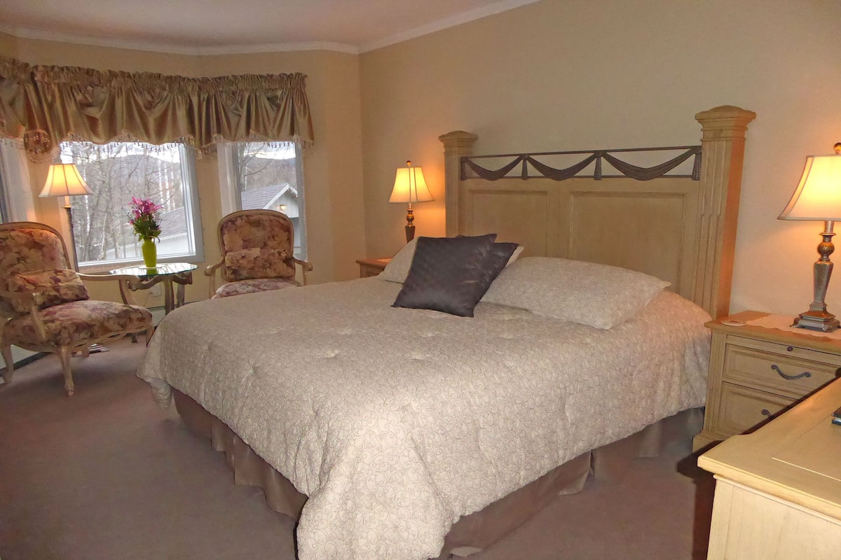 Room, 1 King Bed, Fireplace | Premium bedding, individually decorated, individually furnished