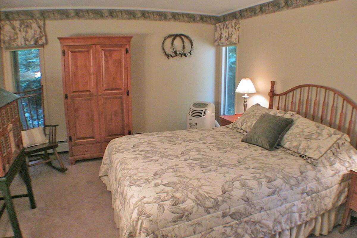 Room, 1 Queen Bed | Premium bedding, laptop workspace, iron/ironing board, free WiFi