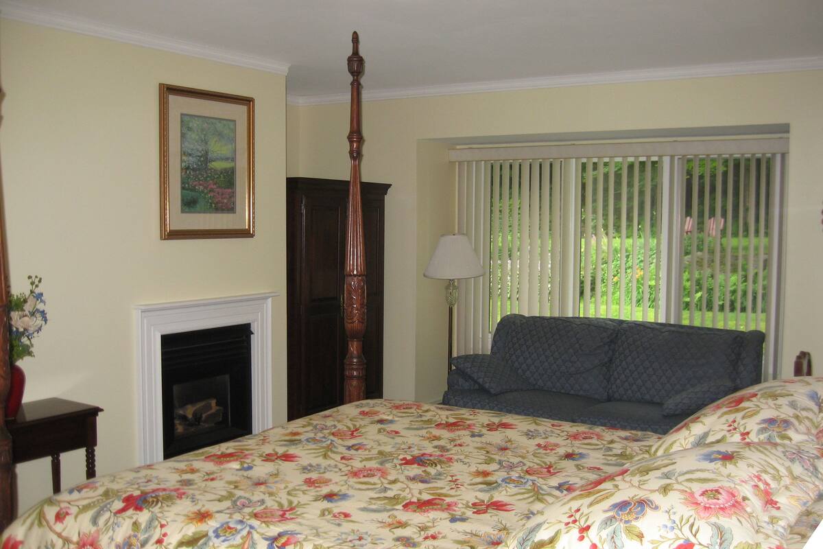 Superior Room, 1 Queen Bed, Jetted Tub | Premium bedding, laptop workspace, iron/ironing board, free WiFi