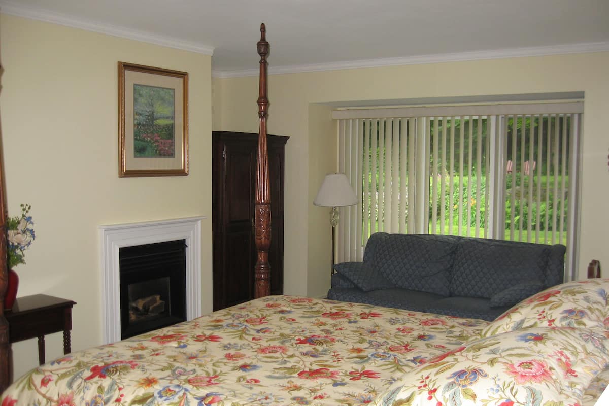 Superior Room, 1 Queen Bed, Jetted Tub | Premium bedding, individually decorated, individually furnished
