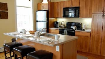Departamento, 2 habitaciones, chimenea | Cocina privada | Refrigerador, microondas, cafetera y tetera y tostadora