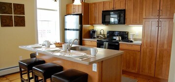 Departamento, 2 habitaciones, chimenea | Cocina privada | Refrigerador, microondas, cafetera y tetera y tostadora 