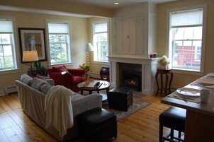 Apartment, 2 Bedrooms, Fireplace | Living room | Flat-screen TV