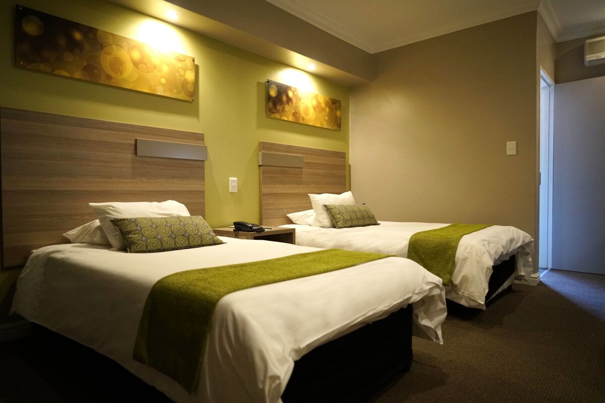 Premium bedding, in-room safe, laptop workspace, iron/ironing board