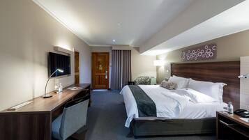 Premium bedding, in-room safe, laptop workspace, iron/ironing board