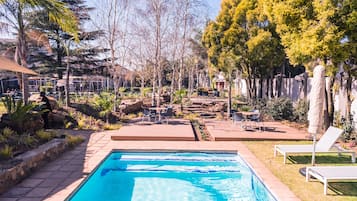 Piscina all'aperto, ombrelloni da piscina, lettini